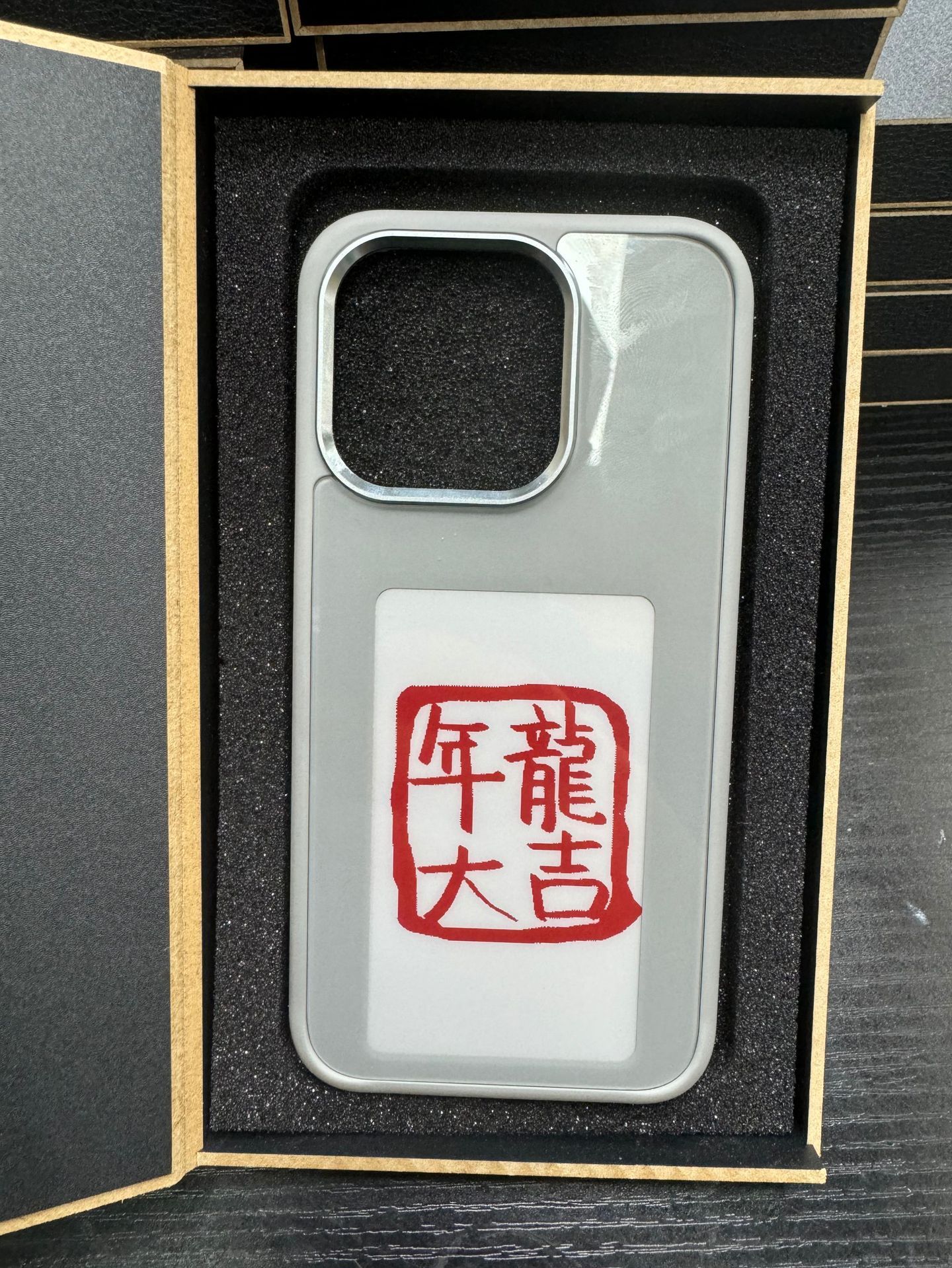 "E-Ink Screen Phone Case – Personalized Projection, Battery-Free Luxury Cover" 📱✨ - Peaklo Quality