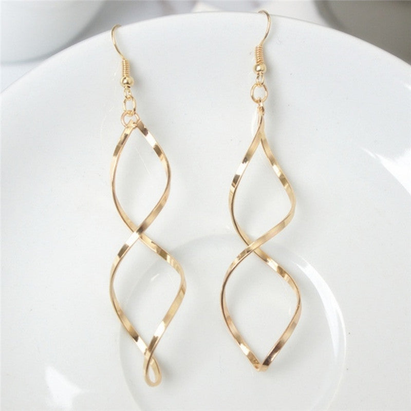 "Elegant Spiral Curved Drop Earrings – Timeless & Chic Statement Jewelry" ✨