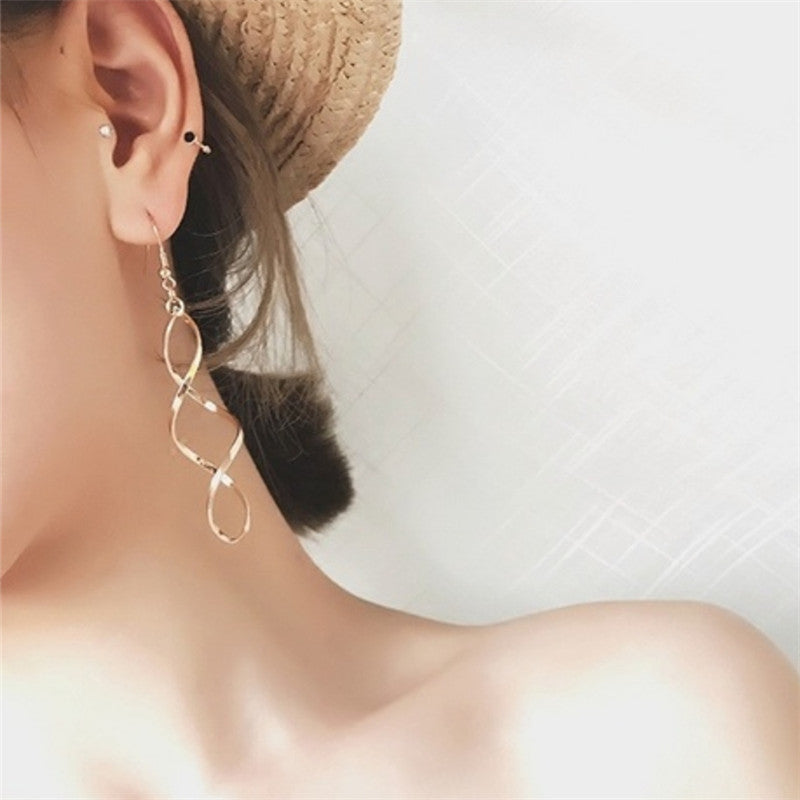 "Elegant Spiral Curved Drop Earrings – Timeless & Chic Statement Jewelry" ✨