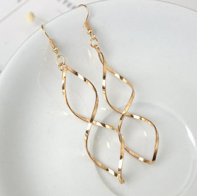 "Elegant Spiral Curved Drop Earrings – Timeless & Chic Statement Jewelry" ✨